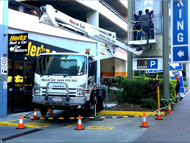 Working height 20m Cherry Picker in Use for Parking Signage